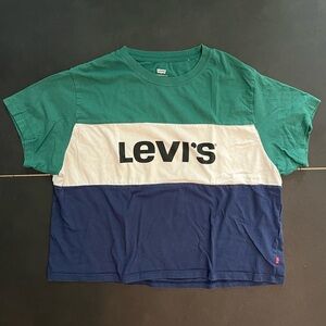 Cropped Levi’s Tee